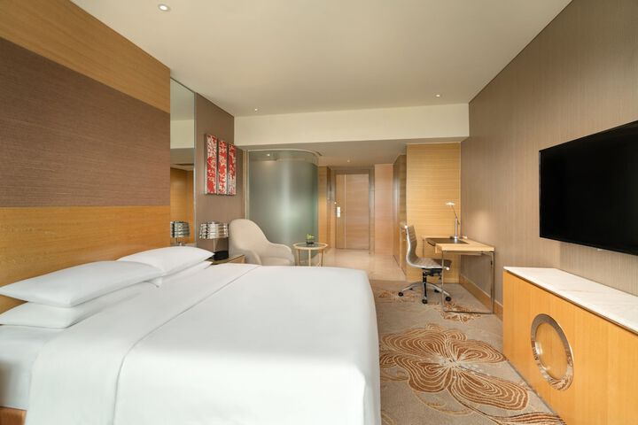 Room 10 of 93