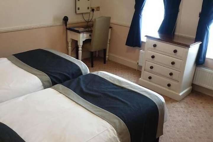 Room 6 of 28