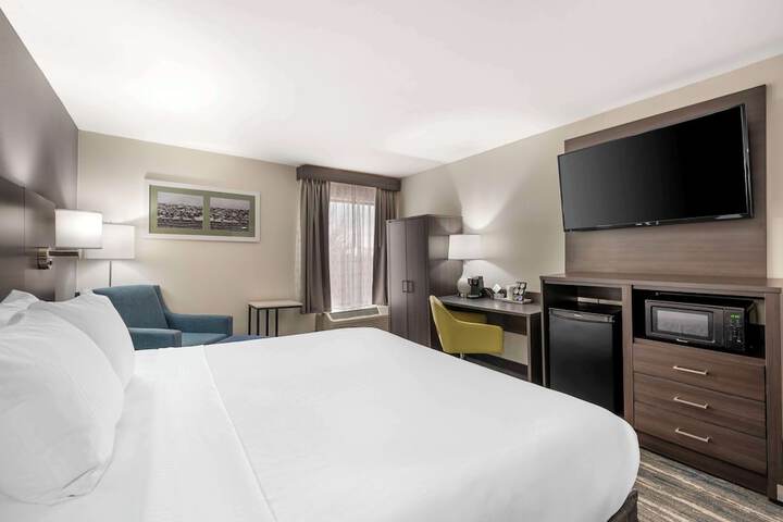 1 King Bed Microwave and Refrigerator WiFi Full Breakfast (11 of 14)