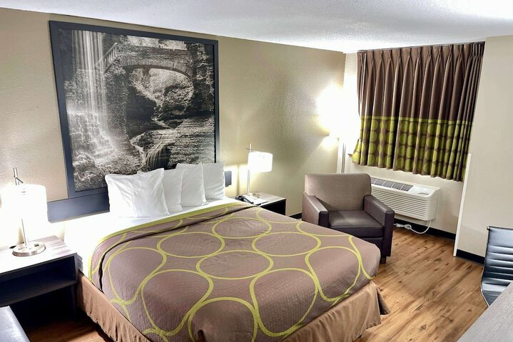 1 Queen Bed (2 of 29)