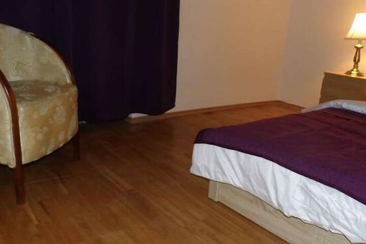 Room 7 of 18