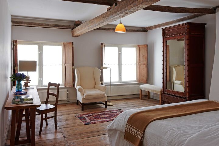 Room 10 of 28