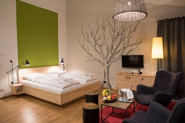 Room 4 of 28