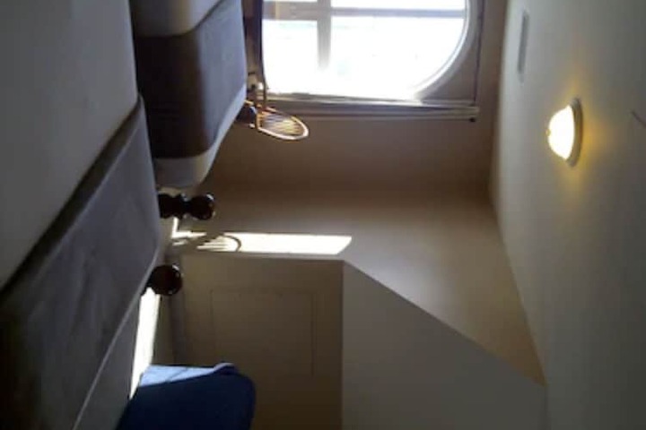 Room 33 of 82