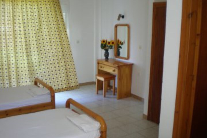 Room 4 of 12