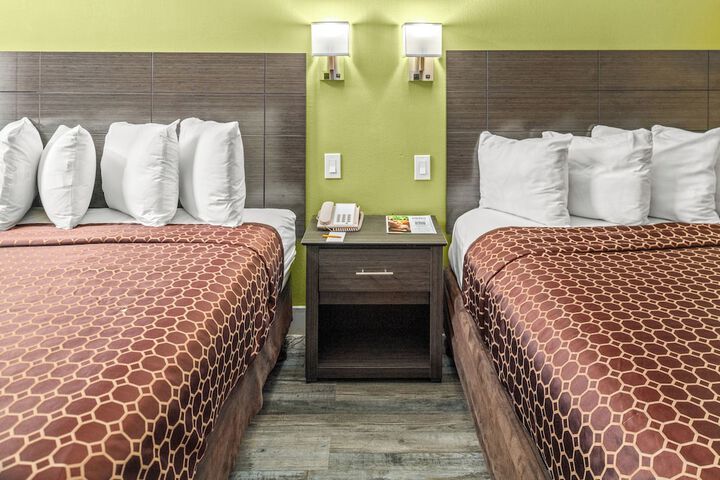 1 Queen Bed (3 of 9)