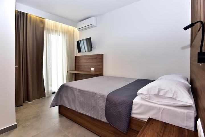 Room 7 of 34