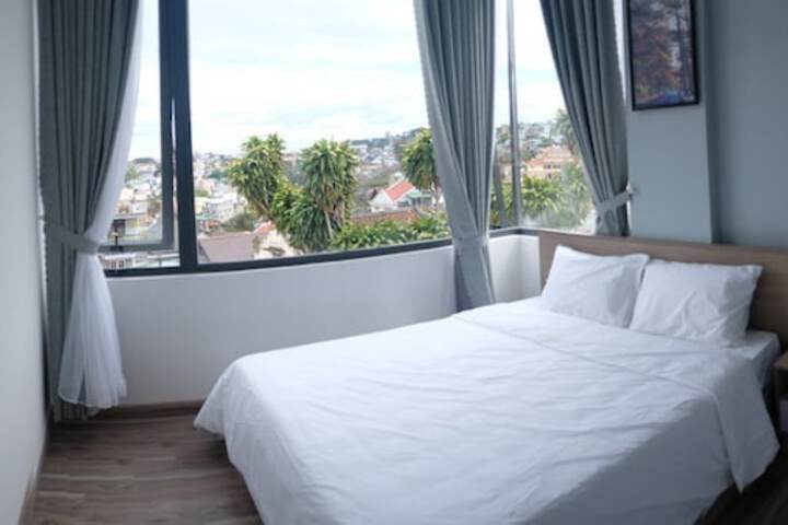 Room 5 of 18