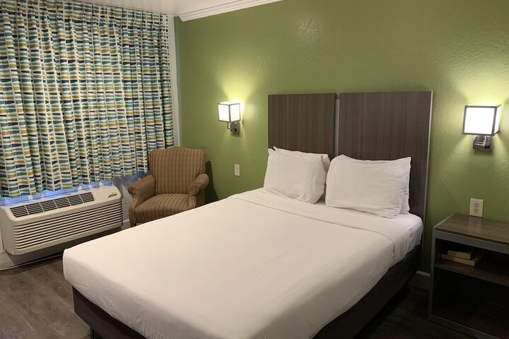 Deluxe Queen Bed (8 of 17)