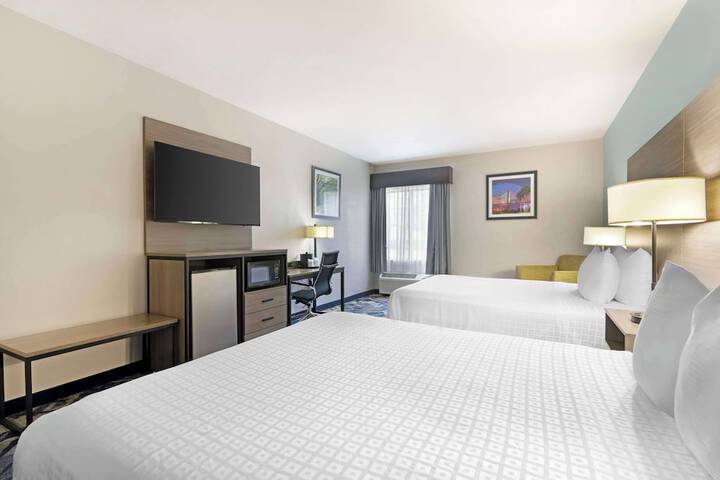 Suite 1 King Bed Sofa Bed Microwave and Refrigerator Full Breakfast (2 of 14)