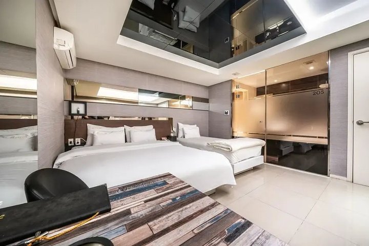 Room 3 of 9