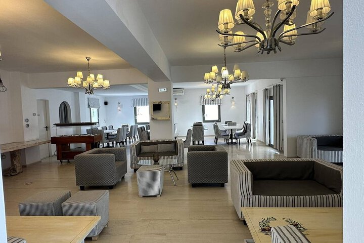 Lounge 63 of 83