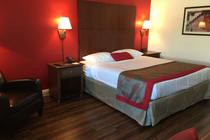 1 King Bed (3 of 8)