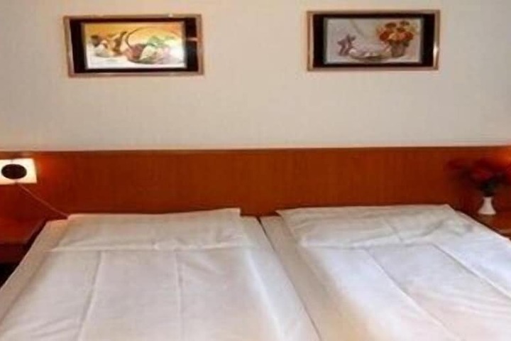 Room 10 of 21