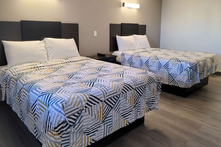 2 Queen Beds Micfridge (2 of 6)