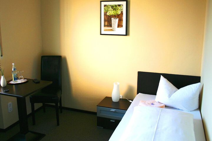 Room 10 of 25