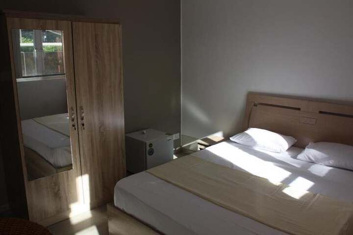 Room 6 of 11
