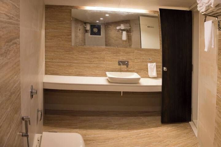Room 15 of 33
