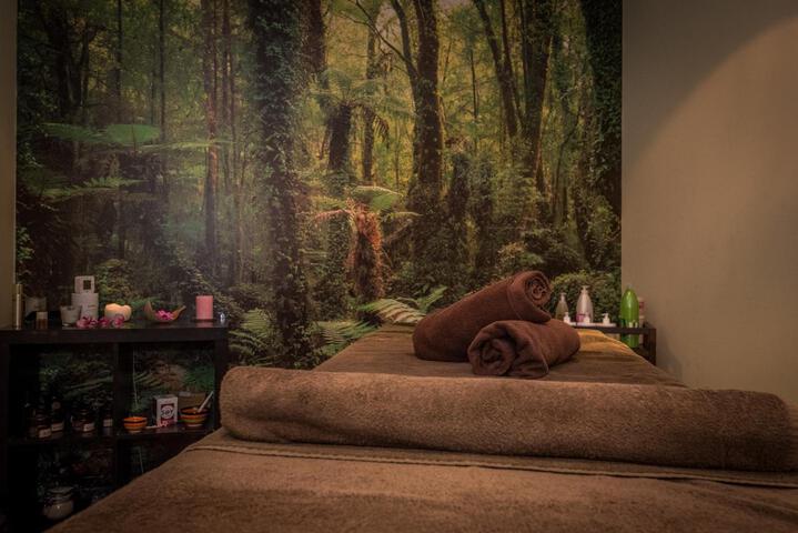 Lounge 40 of 54