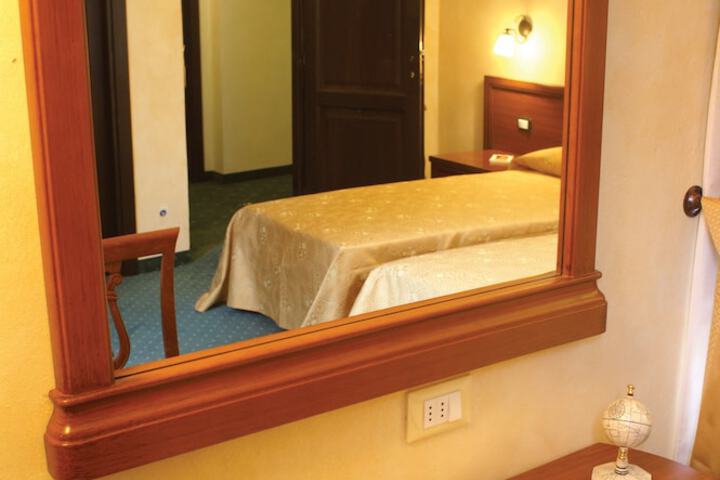 Room 11 of 38