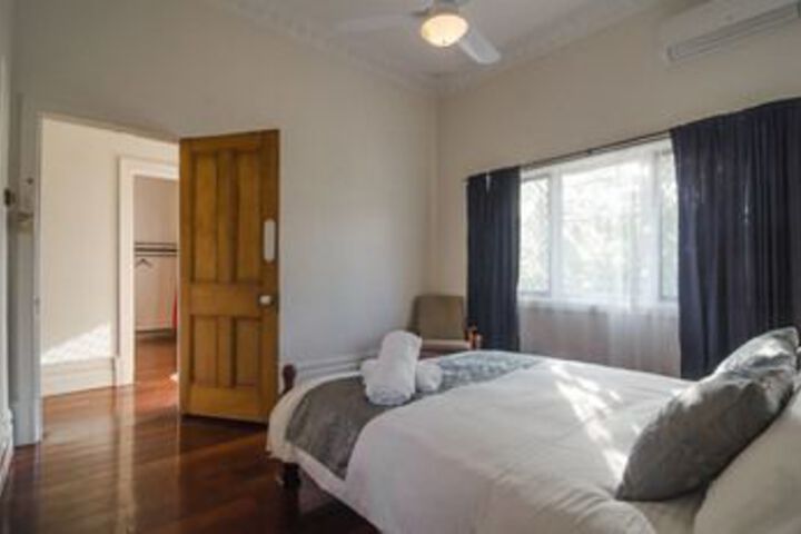 Room 11 of 28
