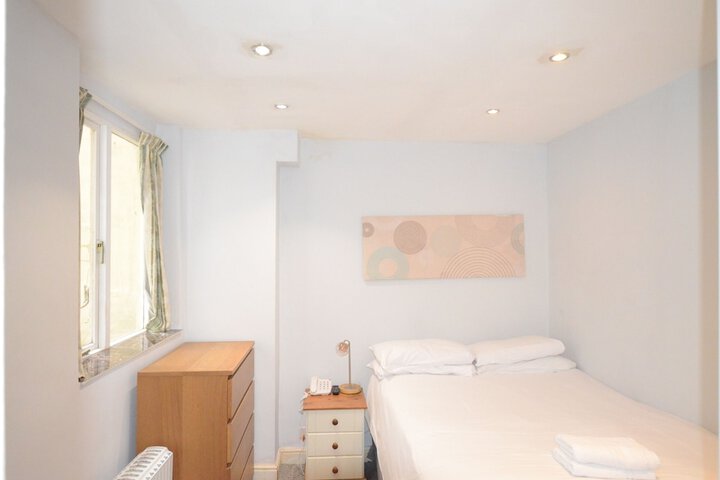 Room 100 of 371