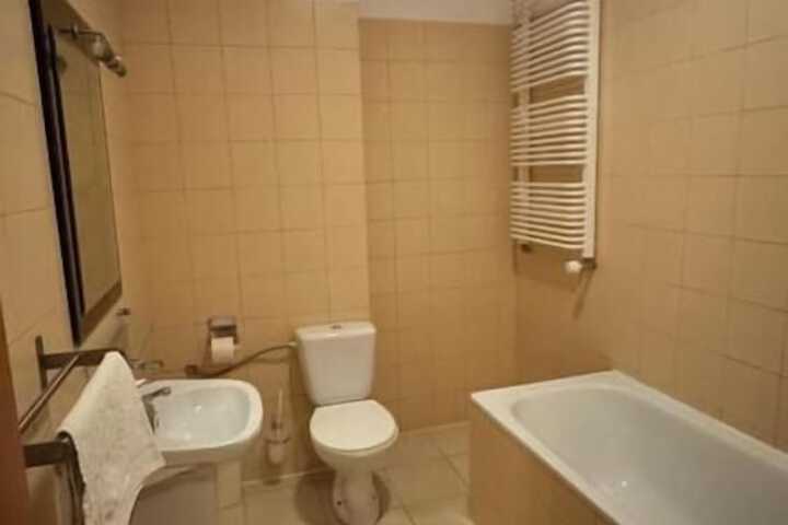 Room 8 of 12