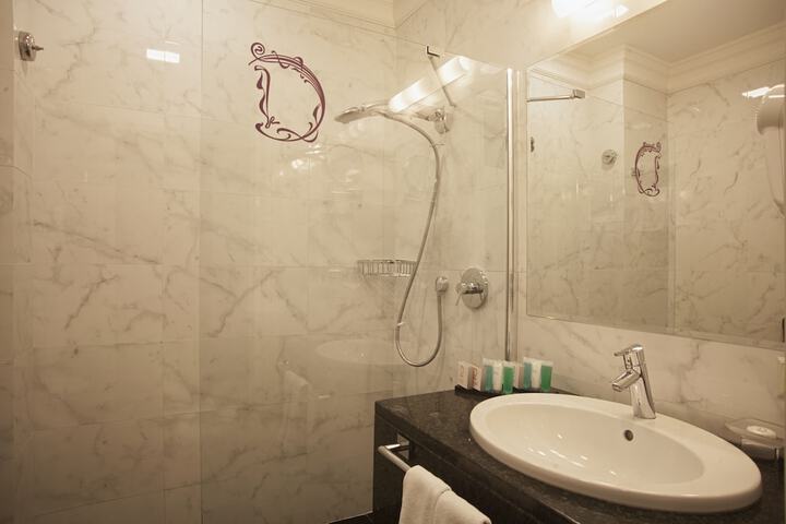 Room 40 of 70
