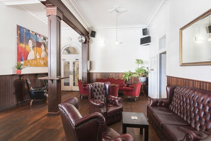 Lounge 39 of 43