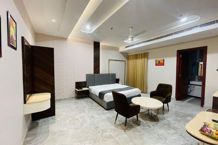 Room 5 of 16