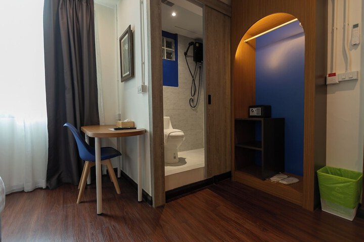 Room 33 of 132