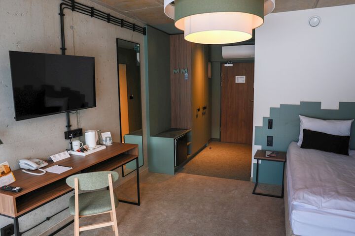 Room 18 of 37