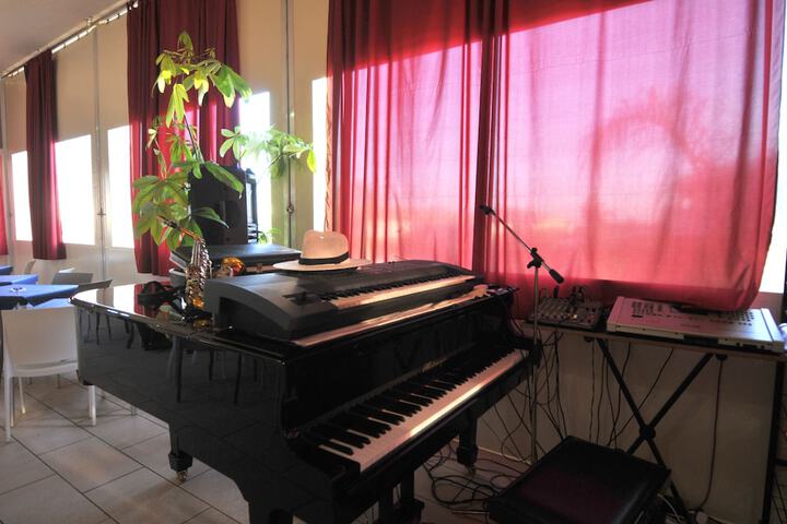 Room 17 of 28