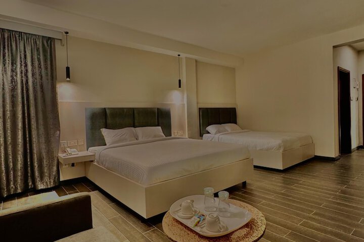 Room 4 of 9
