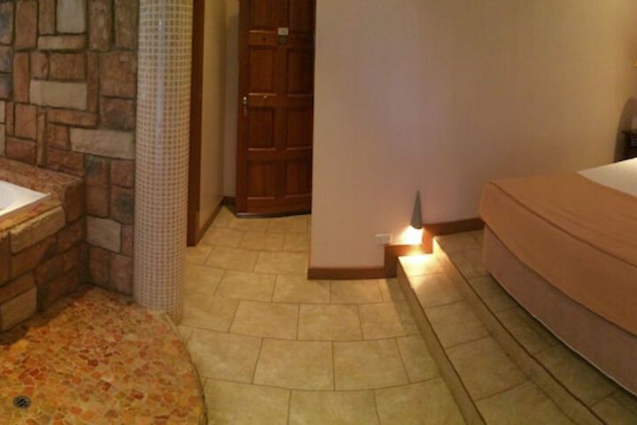 Room 13 of 32