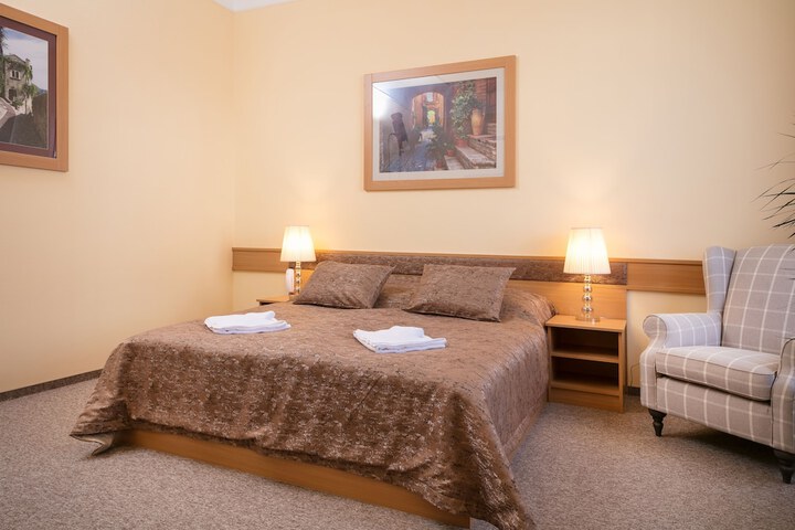 Room 7 of 32