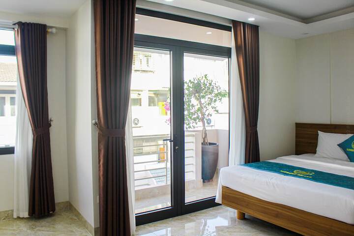 Room 2 of 10