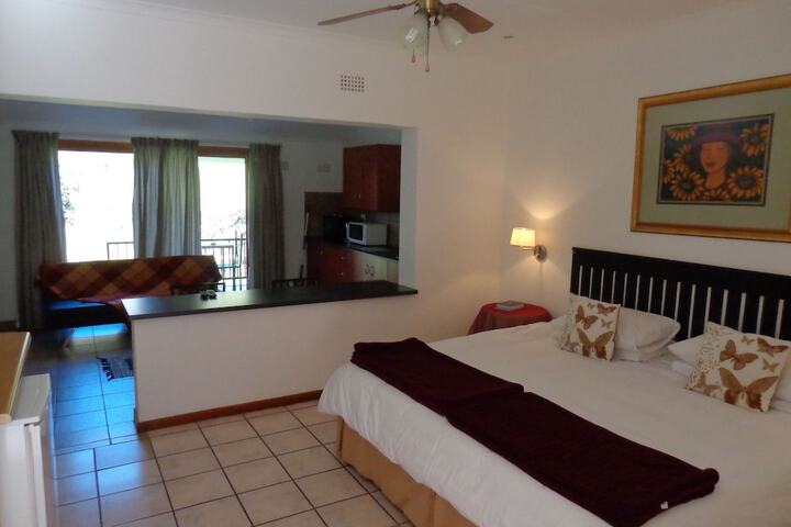 Room 4 of 100