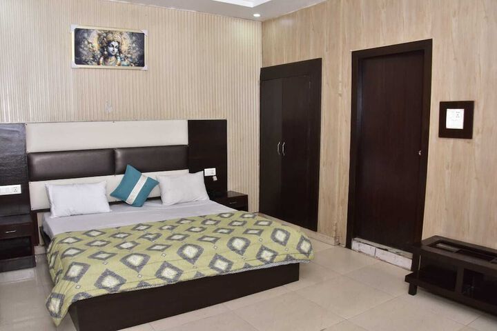 Room 2 of 6