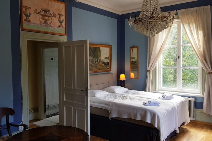 Room 8 of 33