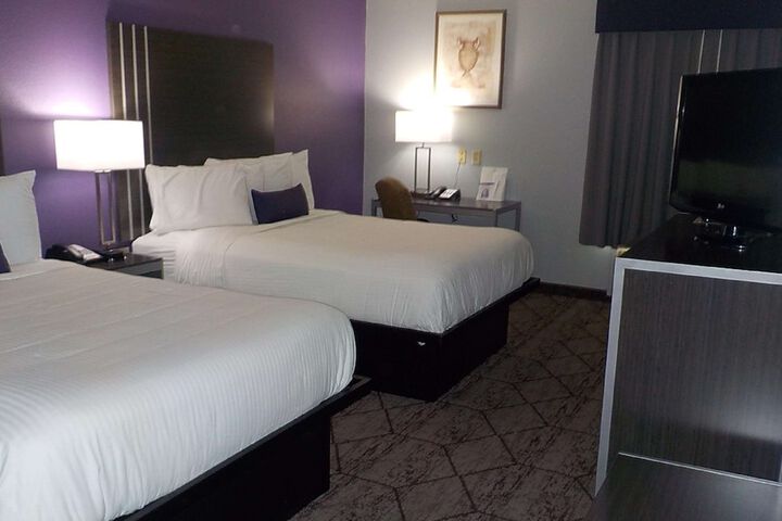 2 Queen Beds Microwave and Refrigerator Exterior Corridor Full Breakfast (6 of 12)