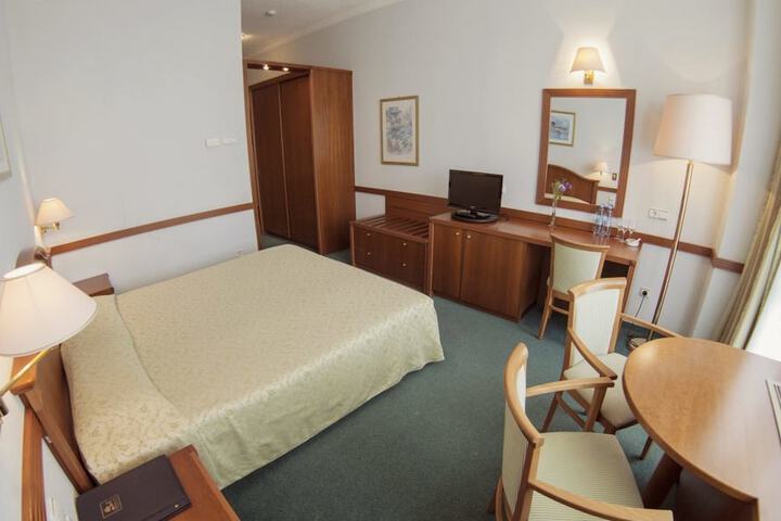 Room 6 of 37