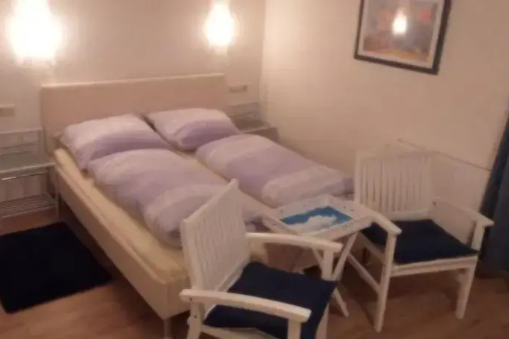 Room 5 of 18