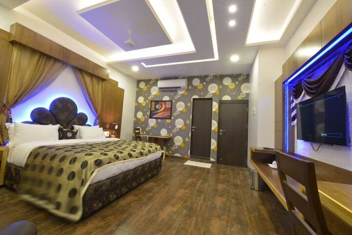 Room 3 of 44