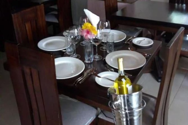 Dining 9 of 11