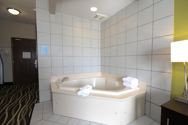 Deep soaking bathtub