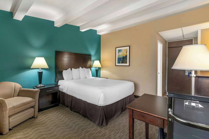 1 Queen Bed Microwave and Refrigerator Full Breakfast (5 of 6)