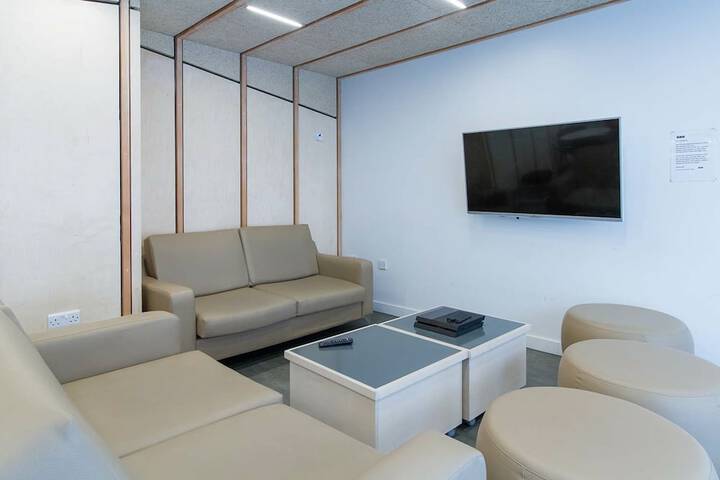 Lounge 21 of 26