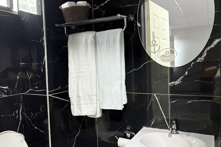 Room 8 of 10