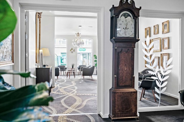 Entrance & Lobby